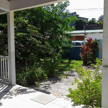 La Petite Maison, Spacieuse, Avec Jardin / Parking Sainte-Rose Kültér fotó