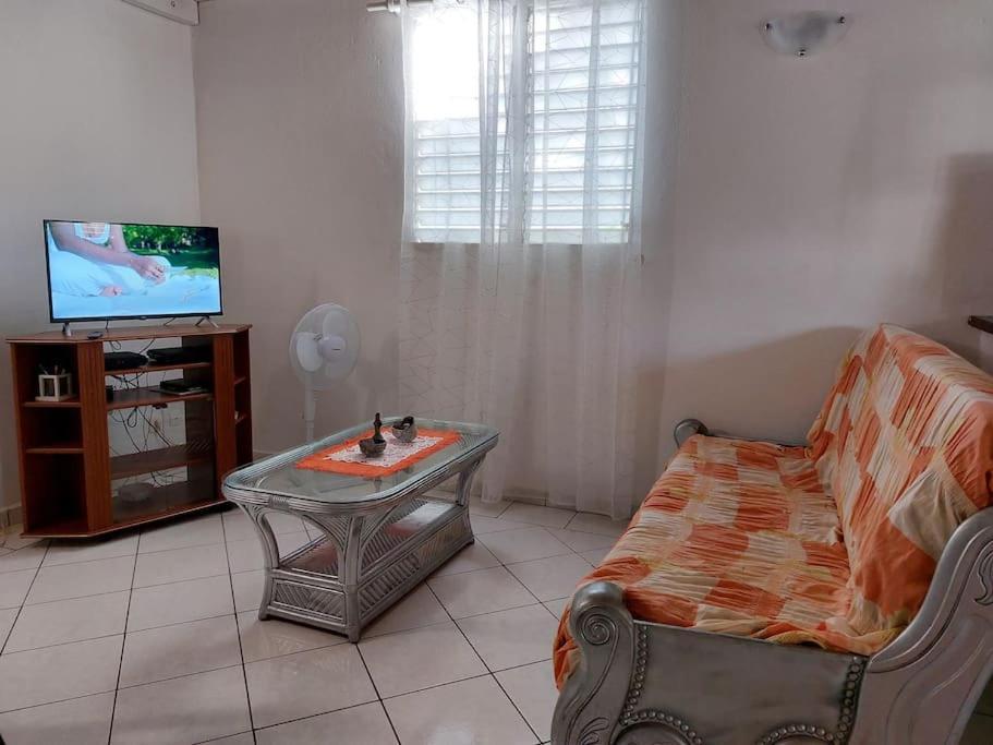 La Petite Maison, Spacieuse, Avec Jardin / Parking Sainte-Rose Kültér fotó