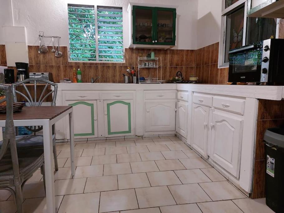 La Petite Maison, Spacieuse, Avec Jardin / Parking Sainte-Rose Kültér fotó