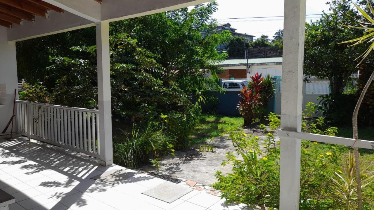La Petite Maison, Spacieuse, Avec Jardin / Parking Sainte-Rose Kültér fotó